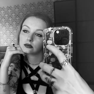 𝖒𝖔𝖑 𝖍𝖔𝖗𝖓𝖊 🖤, Music & Artists influencer in Manchester