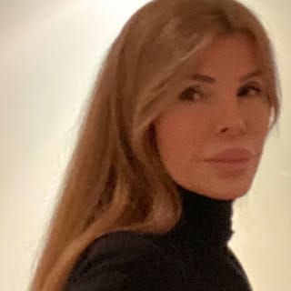 Julianna Avni, Yoga & Meditation influencer in UK