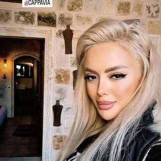 Niloofar mahmoodarvand, Women Fashion influencer in Istanbul