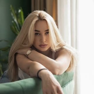 MARIA LIT, Travel influencer in Beverly Hills