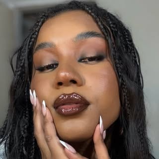 Victoria Cruz, Travel influencer in São Paulo