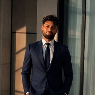 Aaron Tanrıverdi, Finance influencer in Abu Dhabi