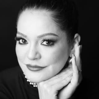 Dra Simone Sá, Skincare & Dermatology influencer in Brazil