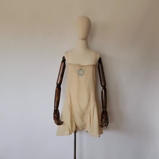 Post 4 by Vivian Vintage 8 | Antique & Vintage Fashion / Clothing on Instagram (video)