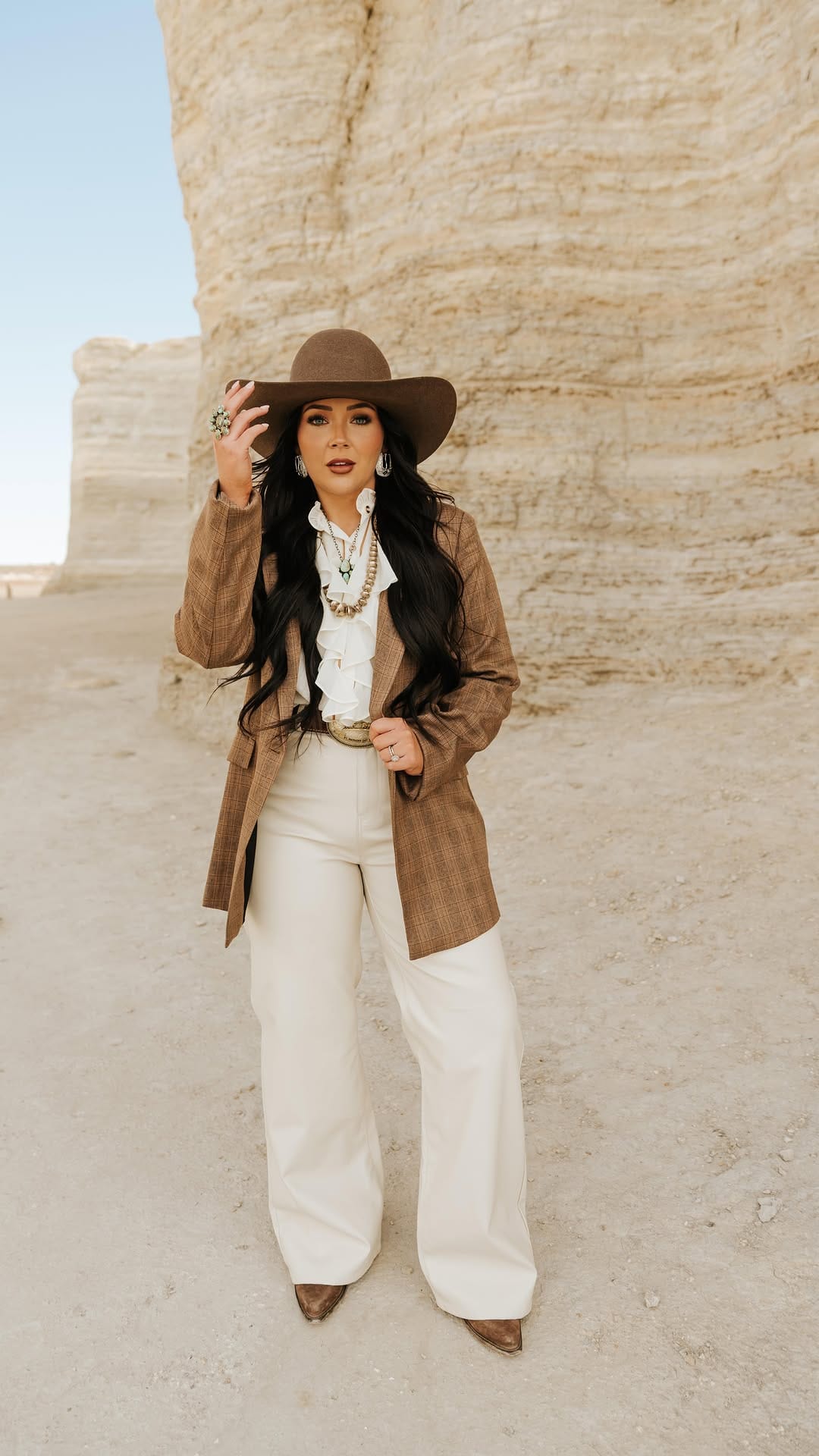 Post 11 by The White Feather Boutique on Instagram (video)