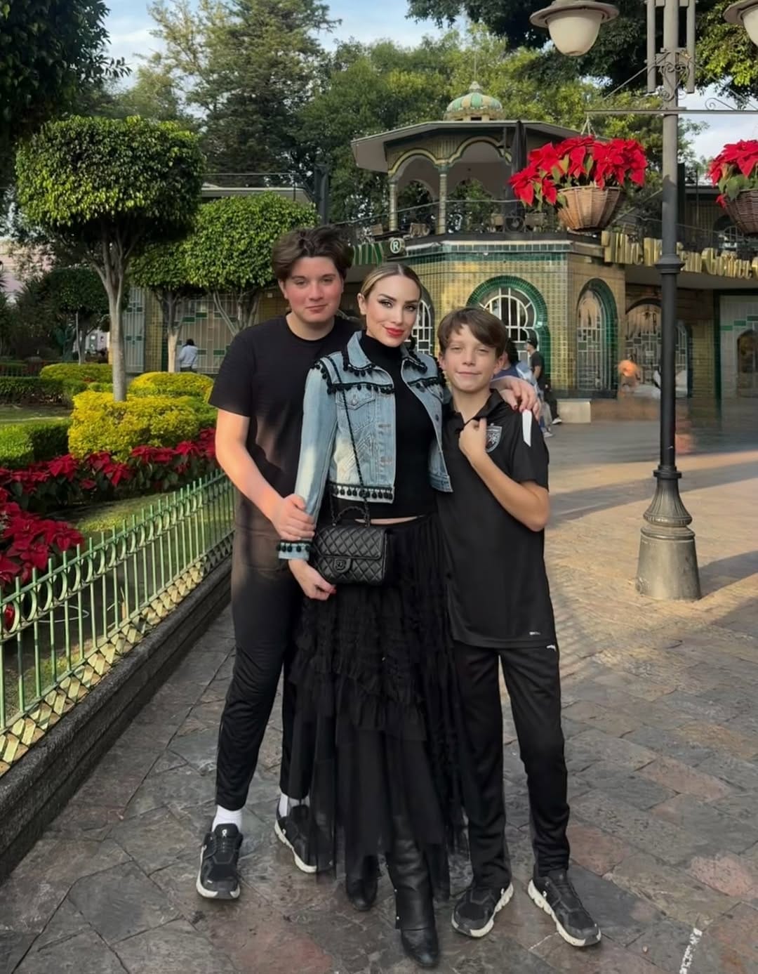 Post 1 by Mayra Farret on Instagram (carousel)