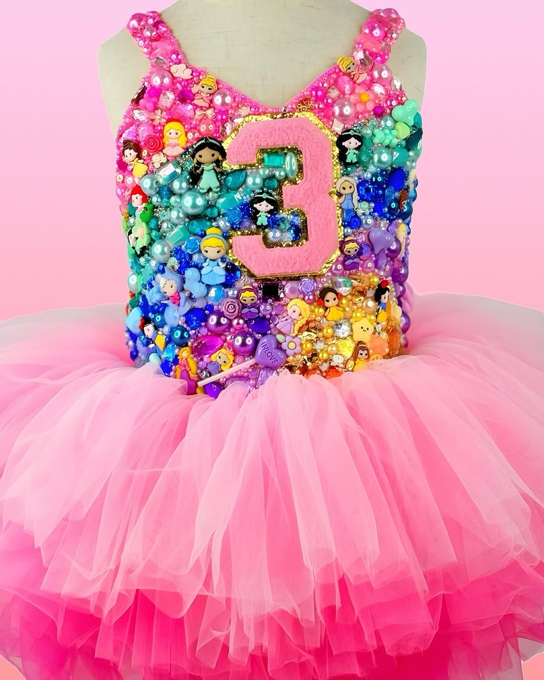 Post 10 by Ari tutus on Instagram (carousel)