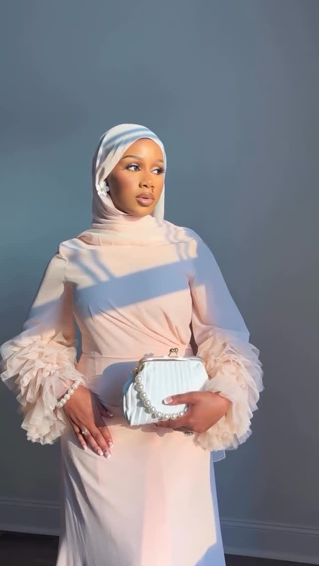 Post 1 by HIJABTHRONE on Instagram (video)