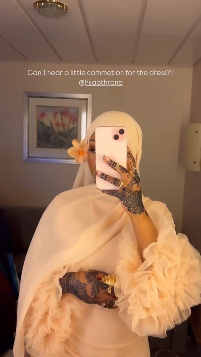 Post 5 by HIJABTHRONE on Instagram (video)