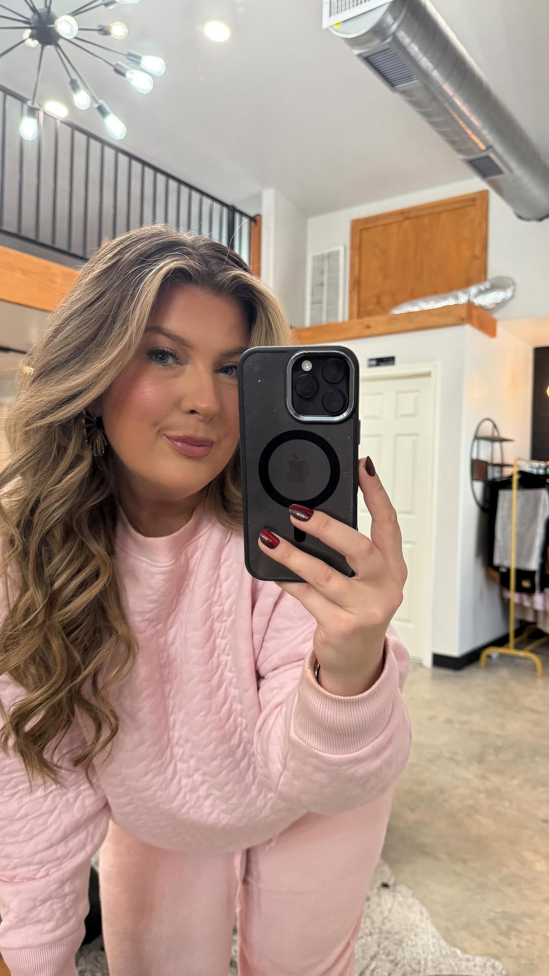 Post 2 by 𝐿𝐴𝑈𝑅𝐸𝑁 | TRAVELING BRIDAL HAIR + MAKEUP ARTIST on Instagram (video)
