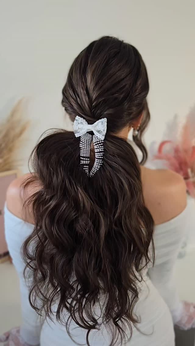 Post 3 by Chicago Bridal Hairstylist on Instagram (video)