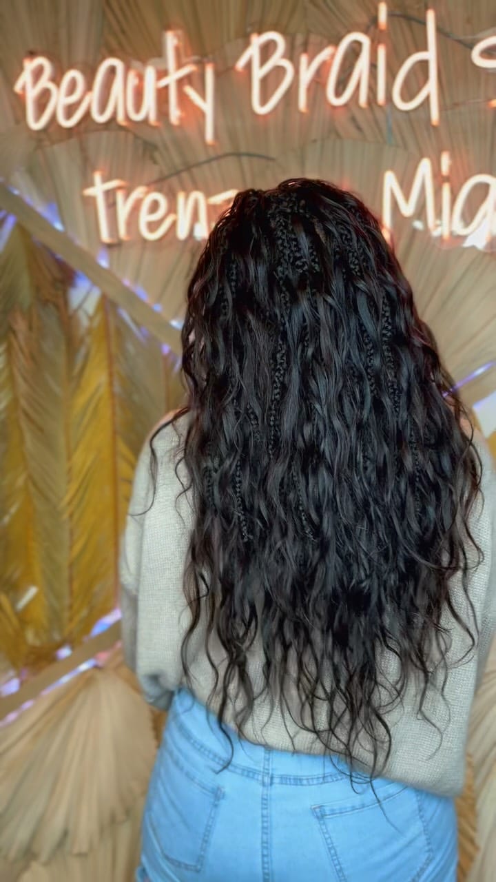 Post 5 by Trenzas Miami on Instagram (video)