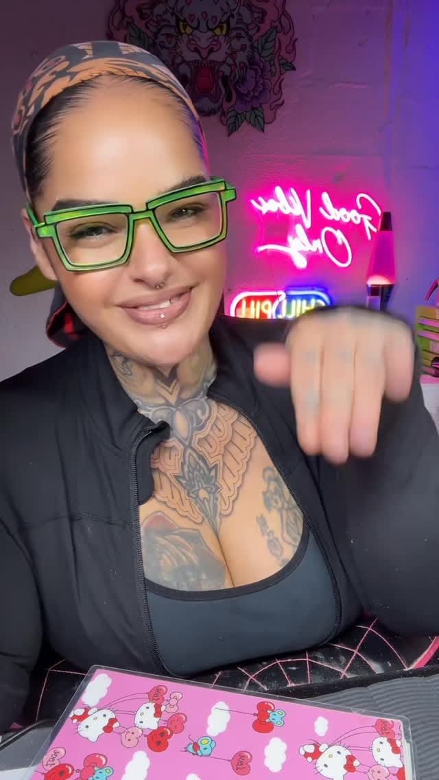 Post 5 by Hippie Vibe Nails on Instagram (video)