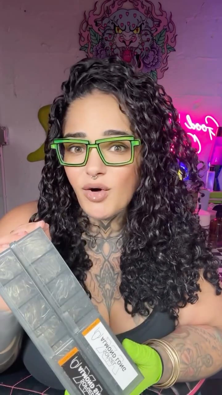Post 4 by Hippie Vibe Nails on Instagram (video)
