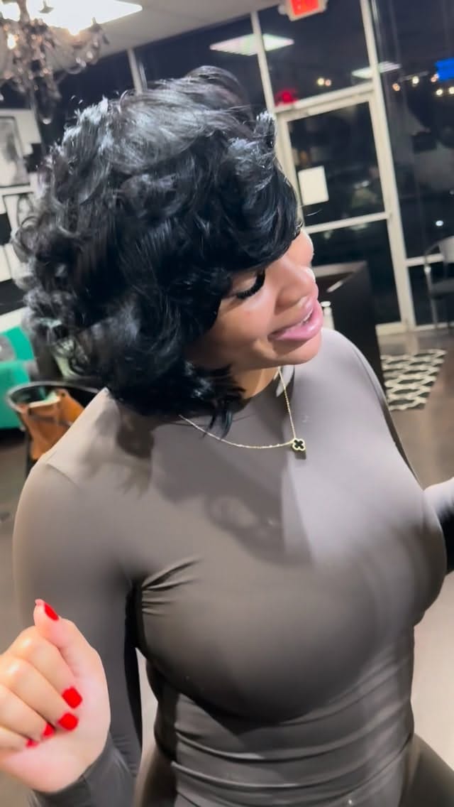 Post 3 by Houston Short hair Elan Simmons on Instagram (video)