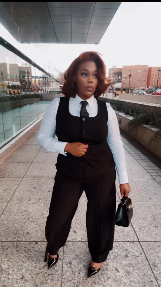 Post 5 by @hairbymeeka on Instagram (video)
