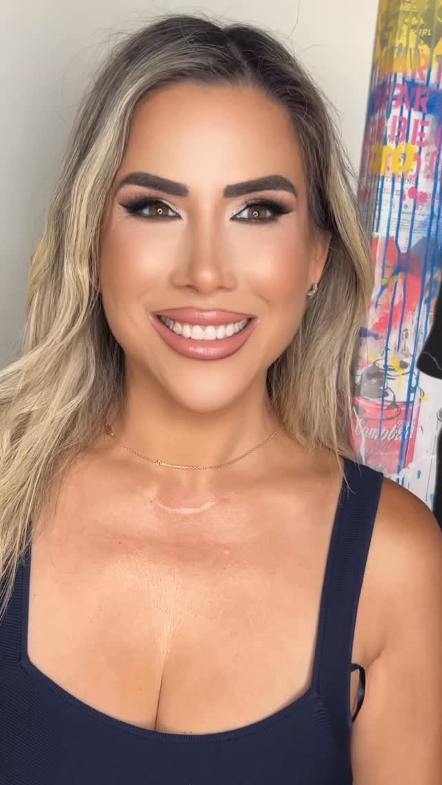 Post 1 by MIAMI MAKEUP ARTIST & HAIRSTYLIST on Instagram (video)