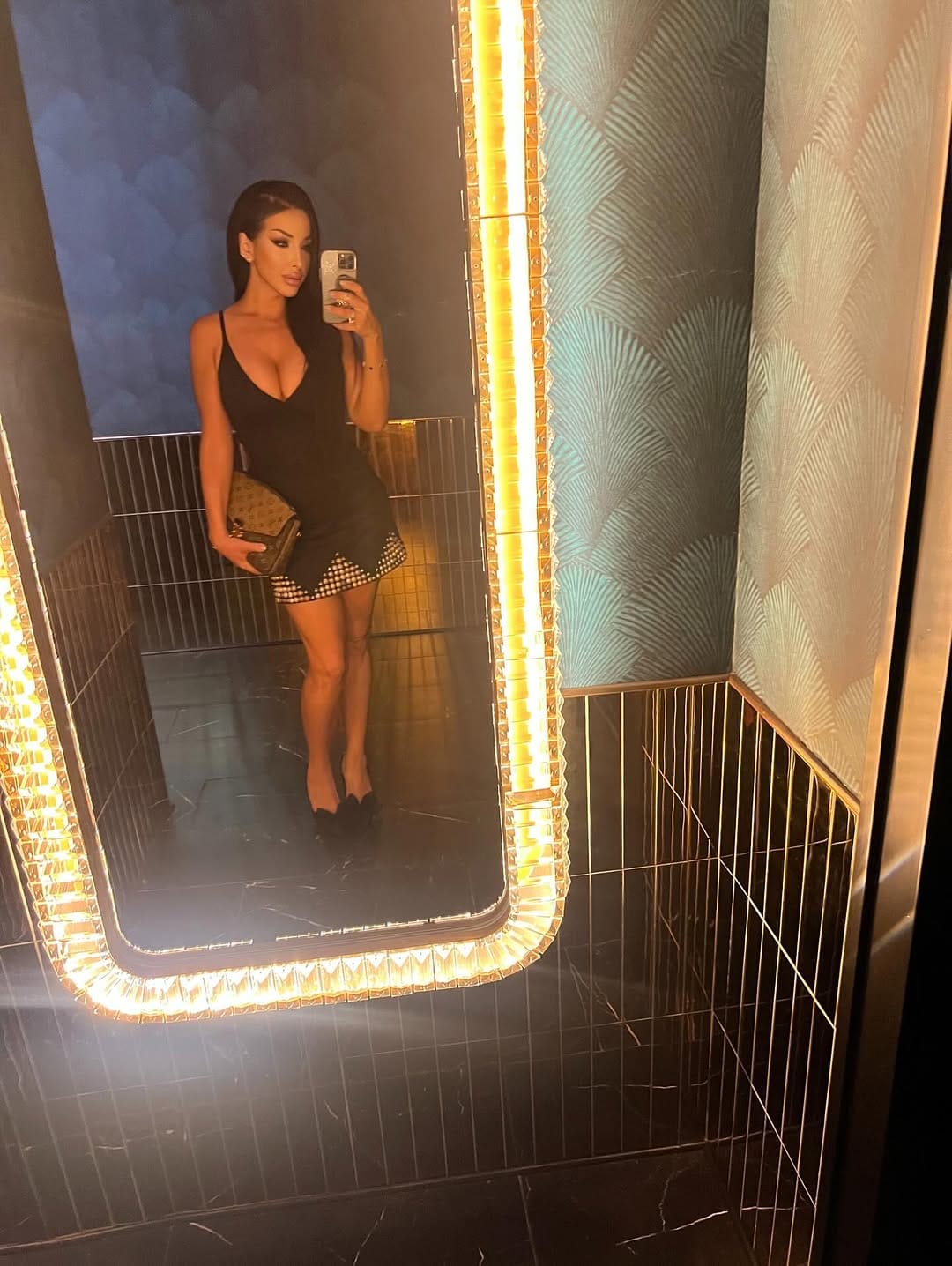 Post 5 by MIAMI MAKEUP ARTIST & HAIRSTYLIST on Instagram (carousel)