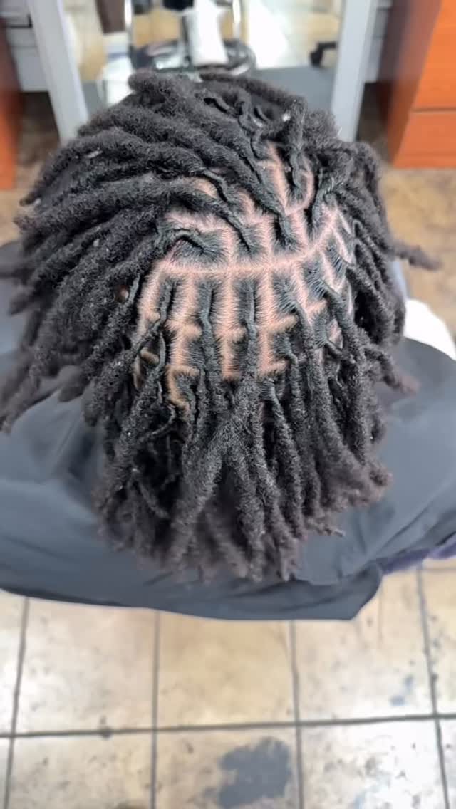 Post 5 by PrettyLocsTorii on Instagram (video)