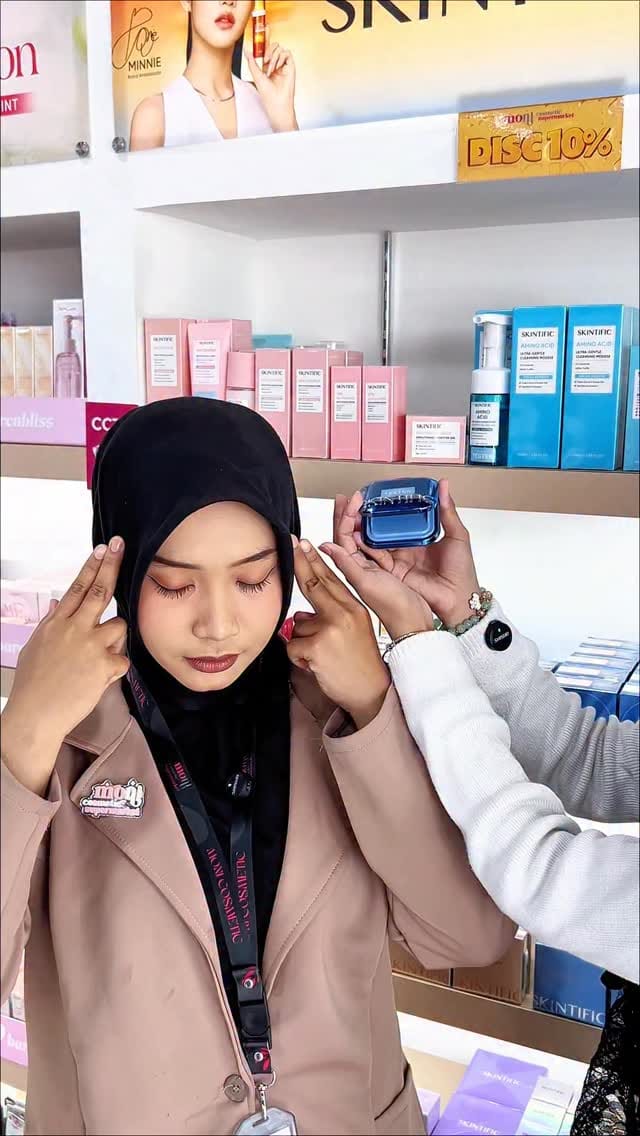 Post 2 by Moni Cosmetic on Instagram (video)