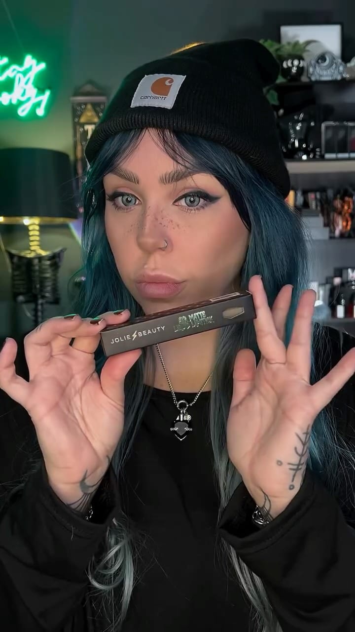 Post 7 by Jolie⚡Beauty on Instagram (video)