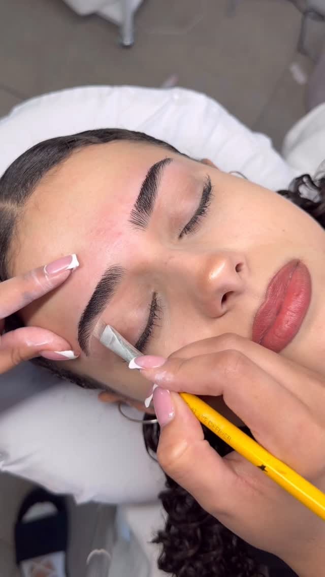 Post 2 by Nikole Ayala || MIAMI BROW ARTIST on Instagram (video)