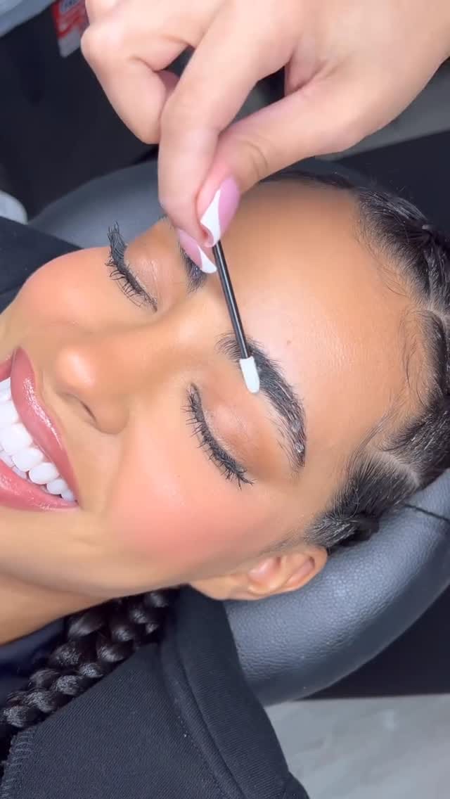 Post 9 by Nikole Ayala || MIAMI BROW ARTIST on Instagram (video)
