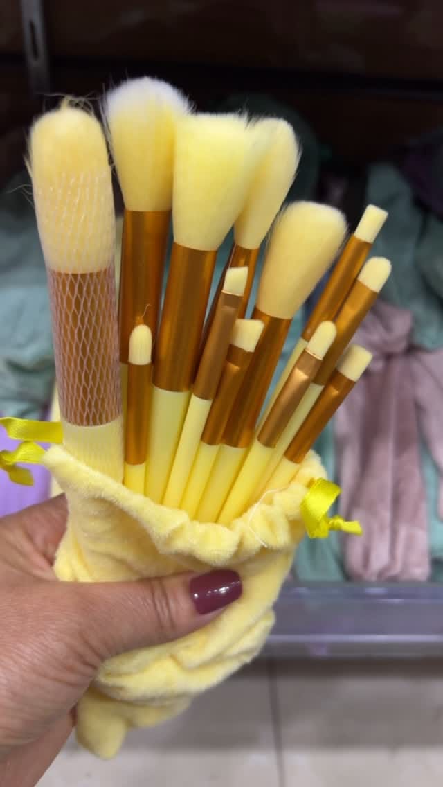 Post 3 by VIP Makeup Oficial on Instagram (video)