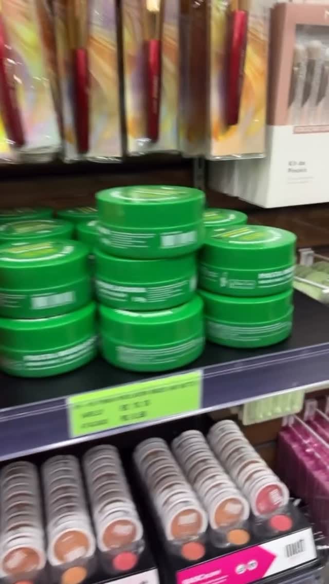 Post 5 by VIP Makeup Oficial on Instagram (video)