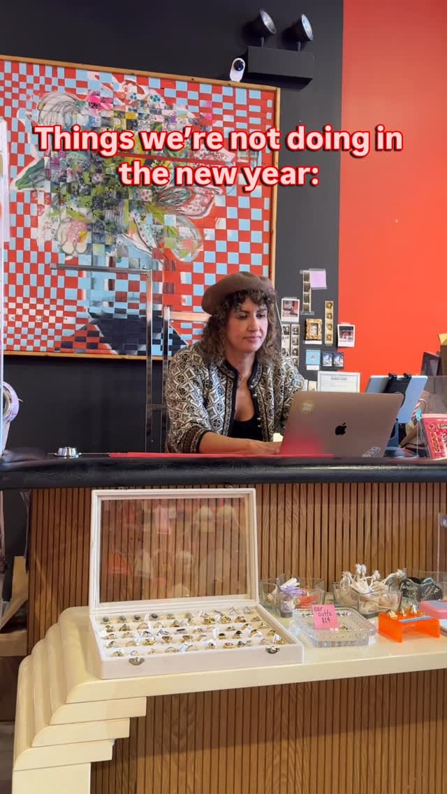 Post 7 by Lost Girls 🌹Chicago Vintage on Instagram (video)