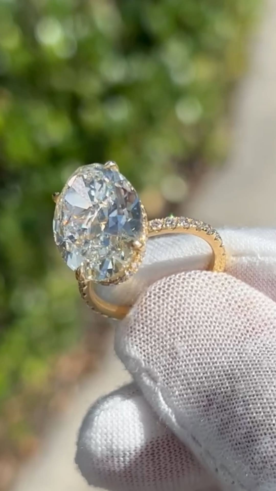 Post 4 by Elies Fine Jewelry on Instagram (video)