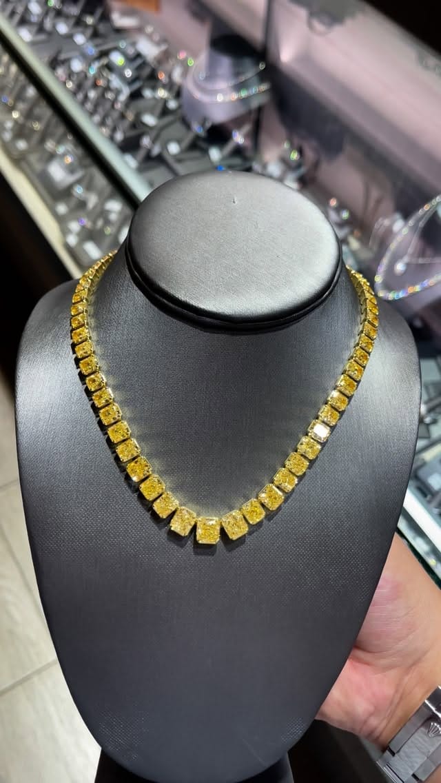 Post 7 by Elies Fine Jewelry on Instagram (video)