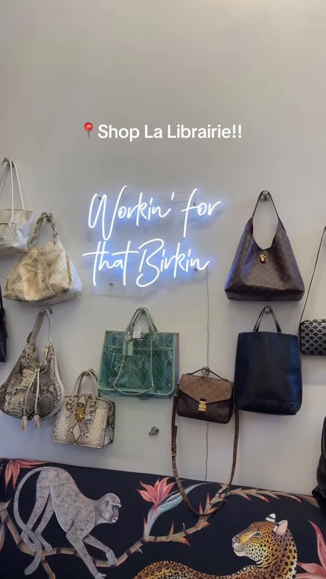 Post 4 by La Librairie Luxury on Instagram (video)