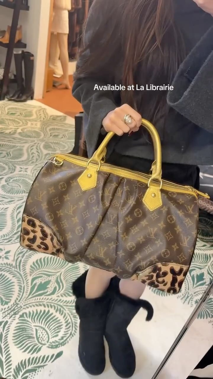 Post 7 by La Librairie Luxury on Instagram (video)
