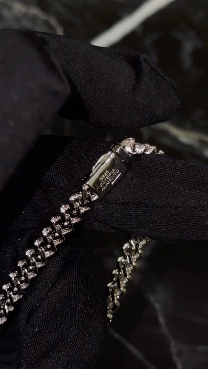 Post 5 by Joyería Alancito on Instagram (video)