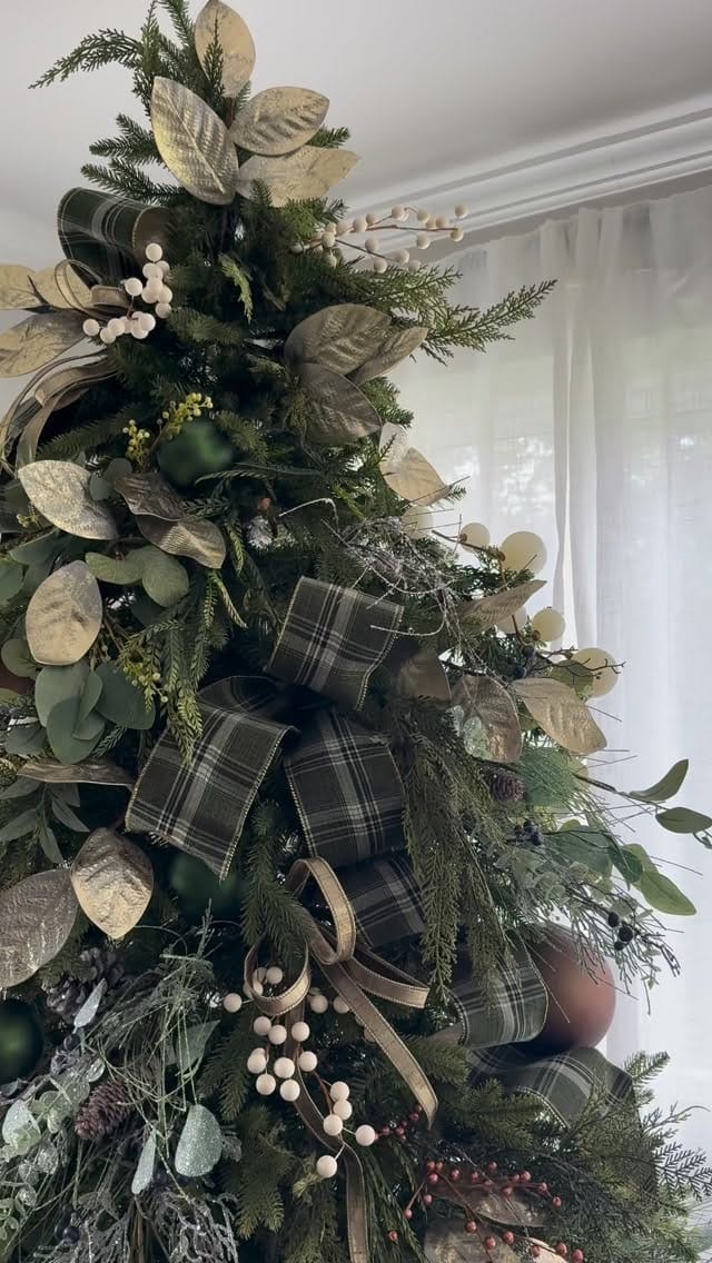Post 5 by Dani | Christmas | Holiday Decor on Instagram (video)