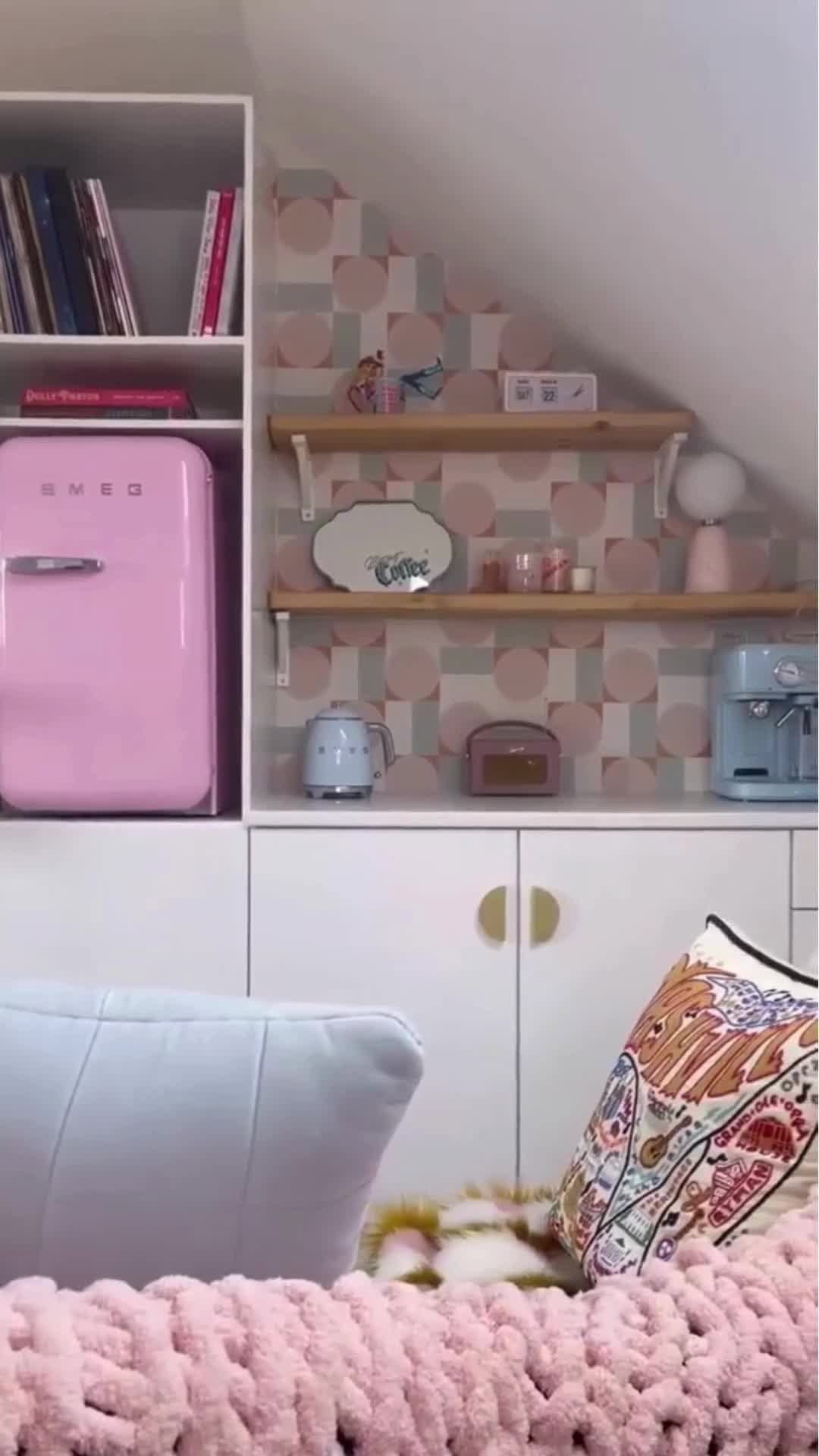 Post 1 by Lizzie @luvmyabode on Instagram (video)