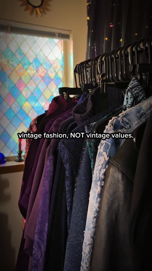 Post 2 by 𝖇𝖆𝖉 𝖒𝖔𝖔𝖓 🔮 plus size vintage on Instagram (video)