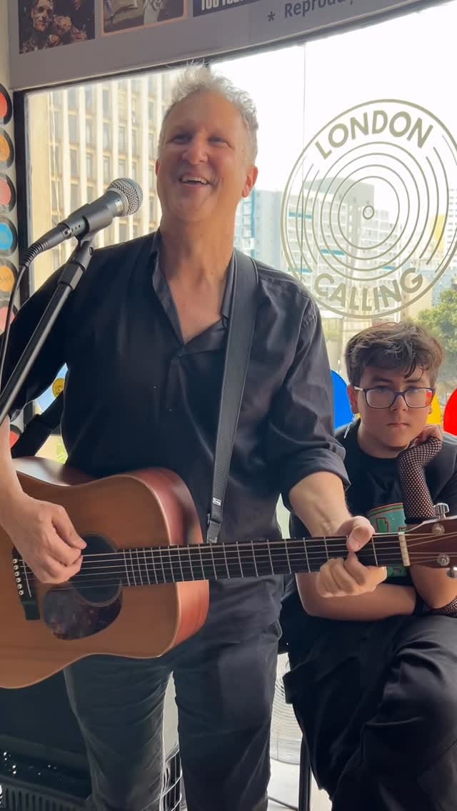 Post 6 by London Calling Discos 🎵 on Instagram (video)