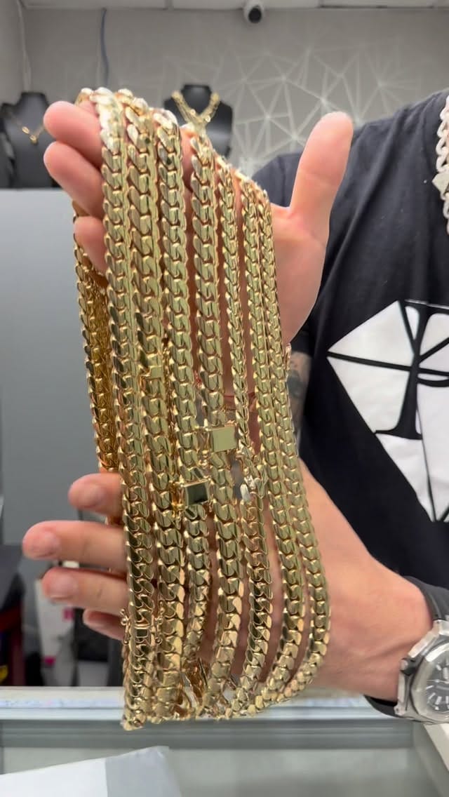 Post 6 by Pochy Jewelry on Instagram (video)