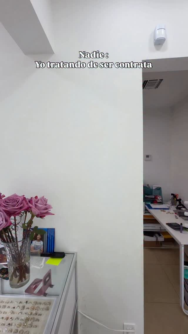 Post 3 by 𝐘𝐎𝐍𝐈 𝐉𝐄𝐖𝐄𝐋𝐑𝐘 on Instagram (video)