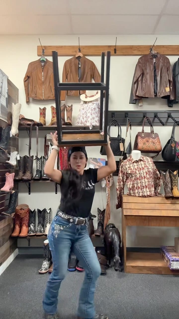 Post 9 by Chelelo on Instagram (video)