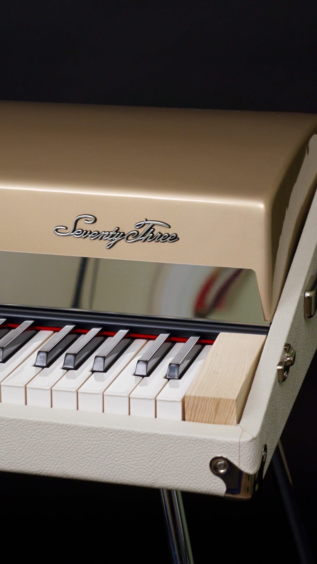 Post 5 by Emma’s Keyboard Repair 💕 on Instagram (video)