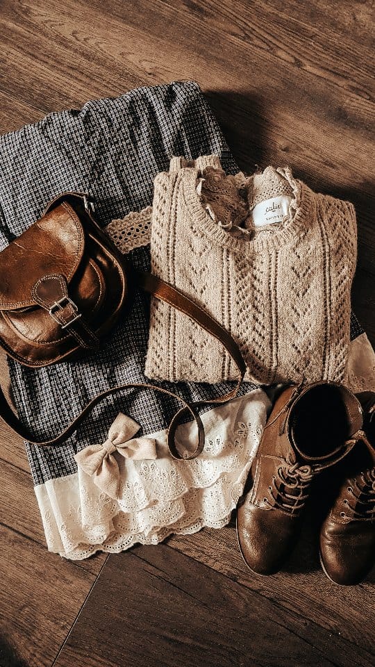 Post 5 by How Darling Boutique on Instagram (video)