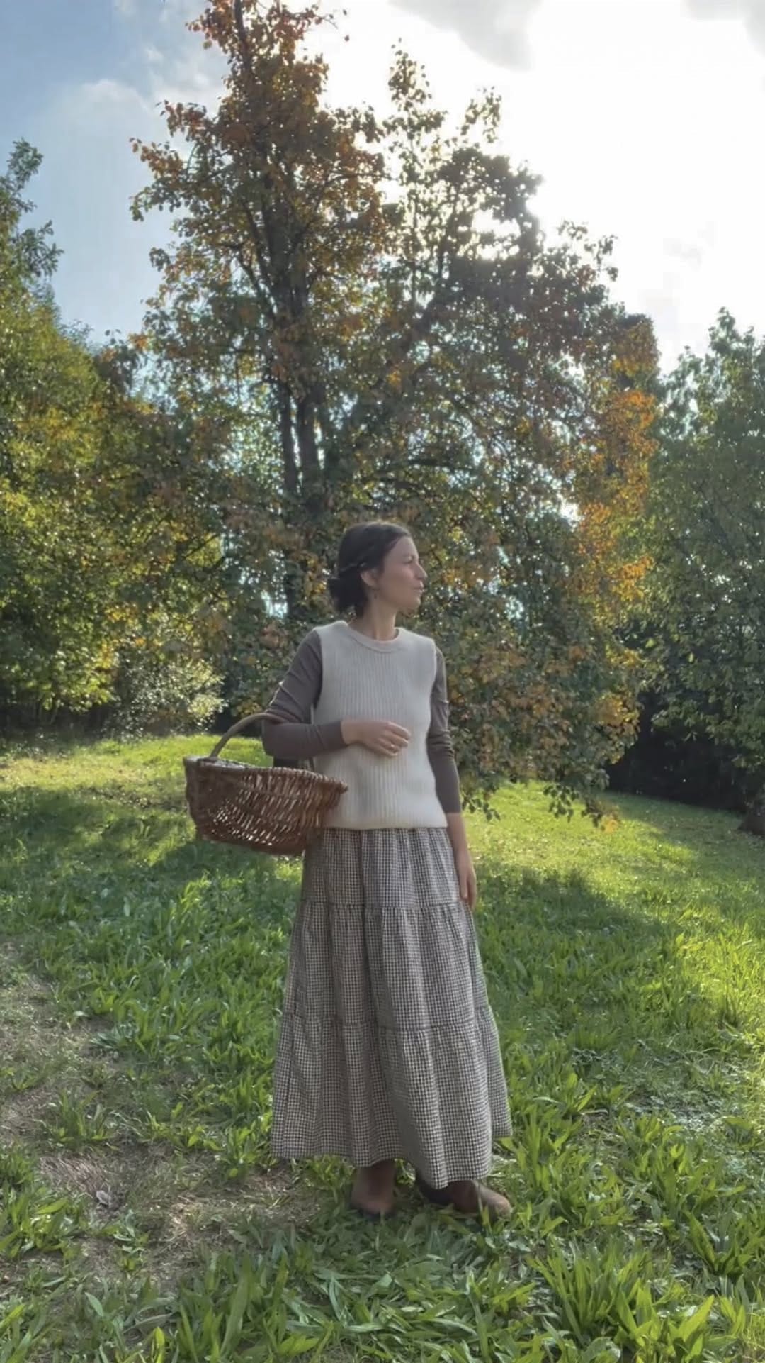 Post 4 by How Darling Boutique on Instagram (video)