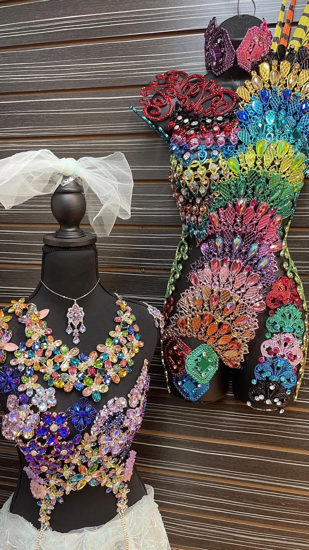 Post 3 by Hai Trim & Feathers on Instagram (video)