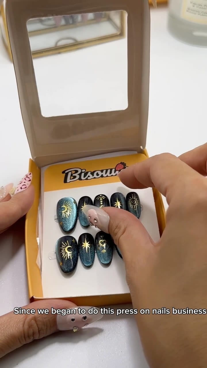 Post 8 by Bisouuu on Instagram (video)
