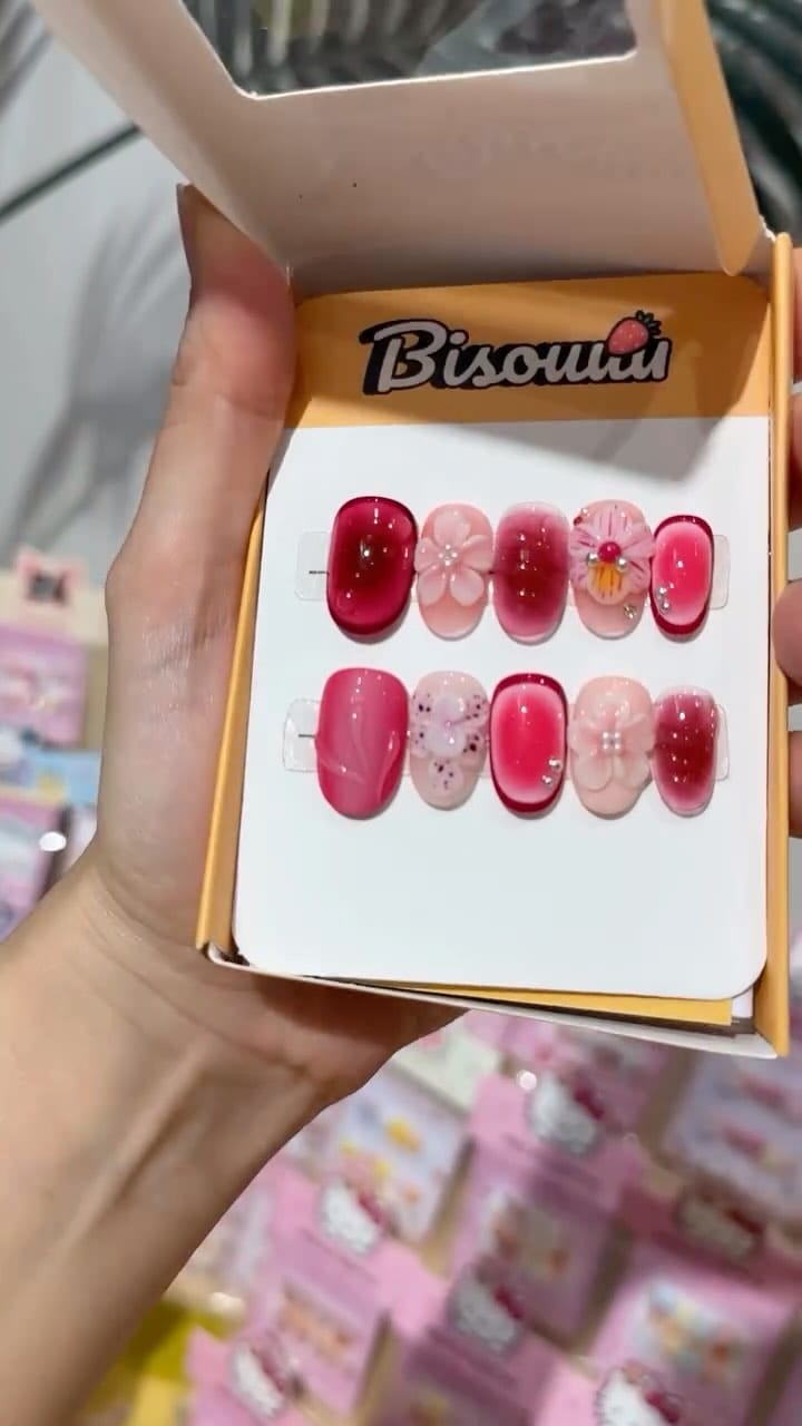 Post 2 by Bisouuu on Instagram (video)