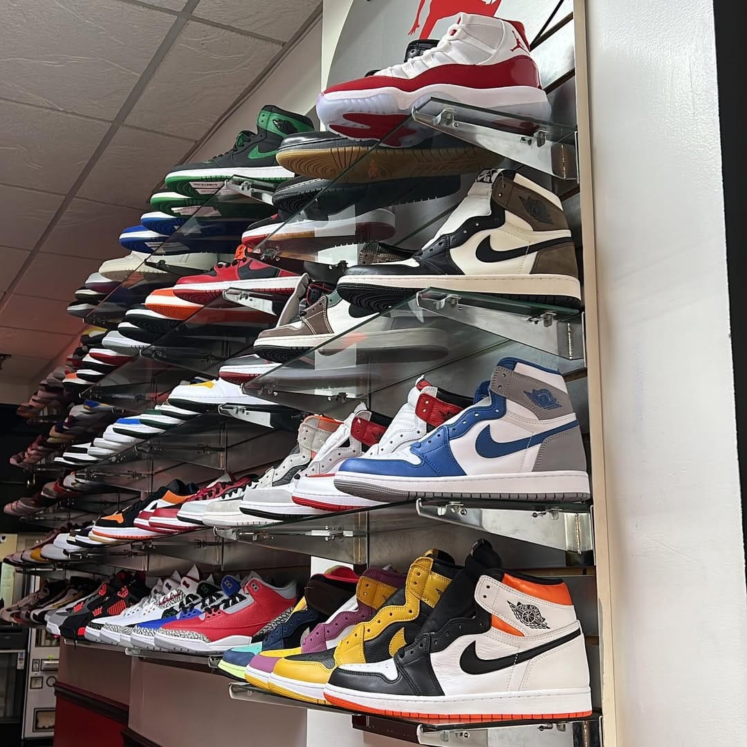 Post 10 by SneakerProvider on Instagram (image)