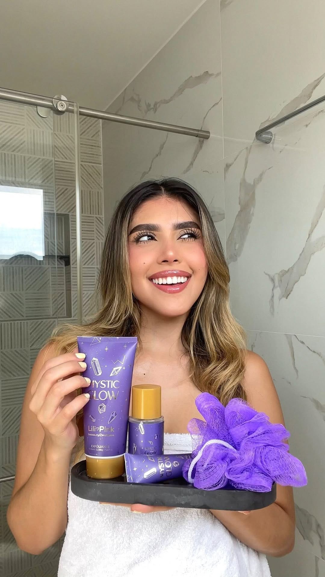 Post 4 by Lili Pink Costa Rica on Instagram (video)